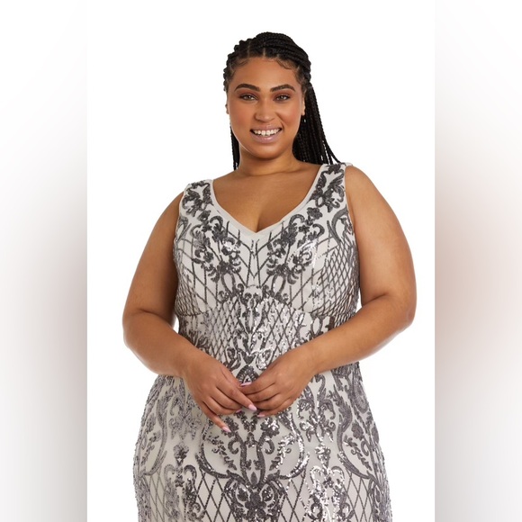 Plus Sequin Dress 🖤 - Picture 3 of 11